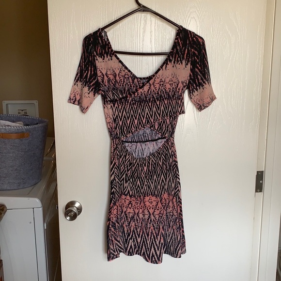 Short Sleeve Open-Back Dress - Picture 3 of 4